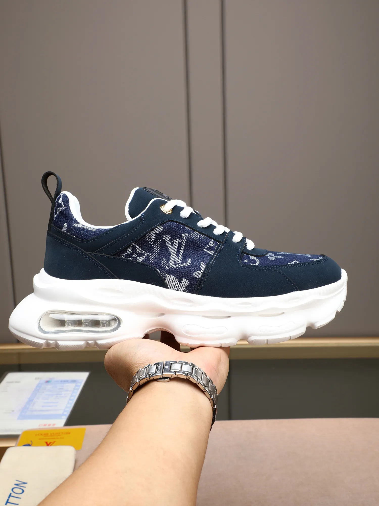 Men's shoes 💰460 [LV] Made of imported L special materials spliced ​​with cowhide and comfortable mesh lining. Private molded foam air cushion outsole, super light and comfortable on the feet! Perfect last shape, generous and fashionable design, 5 colors available! Code number: 38–44 (45 customized